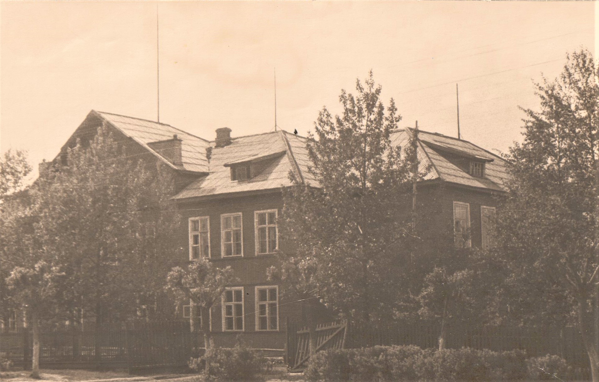 Здание Поддорской средней школы (построено в 1946 году)